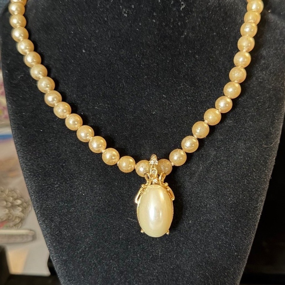 Vintage Faux Pearl Necklace Gold Tone Filigree Oval Pendant 18 Inch Strand